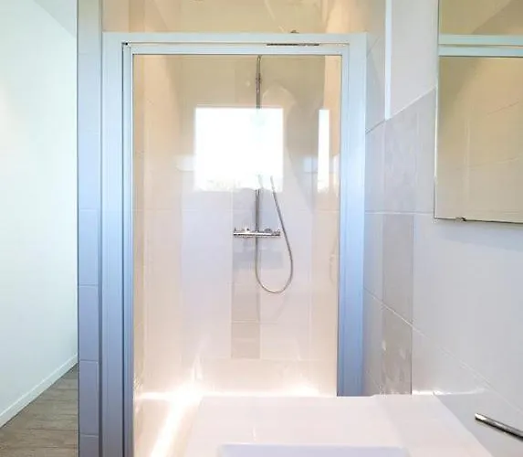 Bord De Avec Piscine 200 Metres