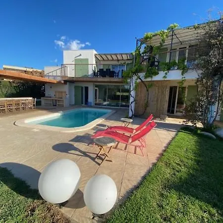 Bord De Avec Piscine 200 Metres