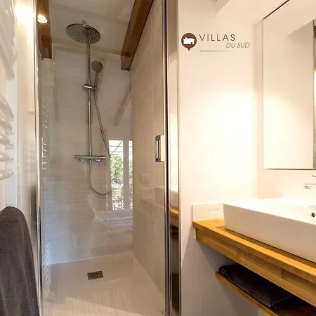 Bord De Avec Piscine 200 Metres