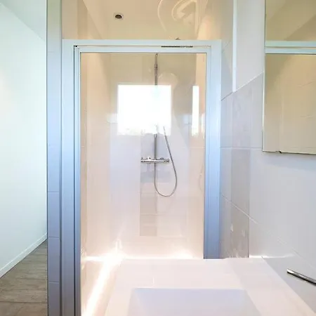 Bord De Avec Piscine 200 Metres