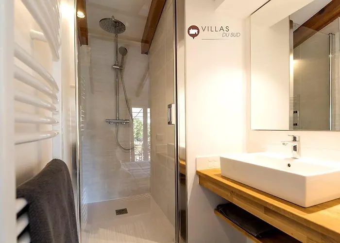 Bord De Avec Piscine 200 Metres